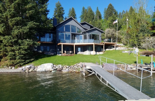 Propiedad frente al lago en el lago Whitefish ... ¡camine por el césped hasta el muelle!
