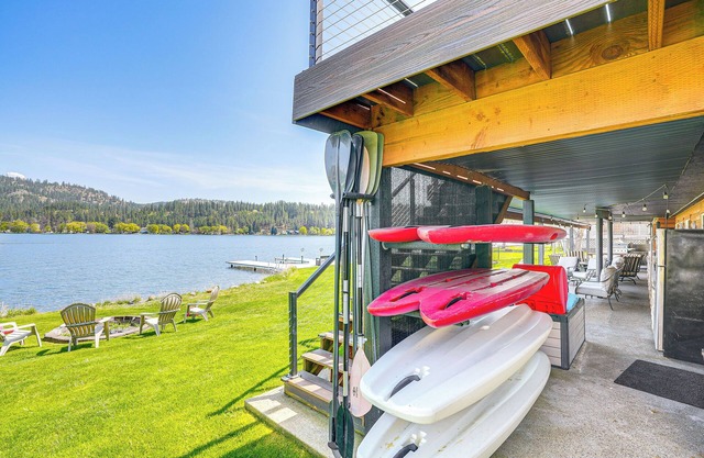 NOUVEAU! Lakefront Home w / Deck à jour sur le lac Long!