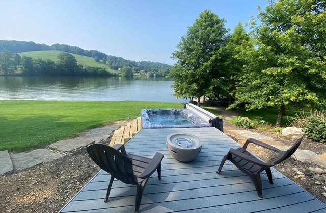 Free 5pm Checkout with a 3 night stay in May |Lakefront Retreat at Watts Bar |Private Dock |Hot Tub