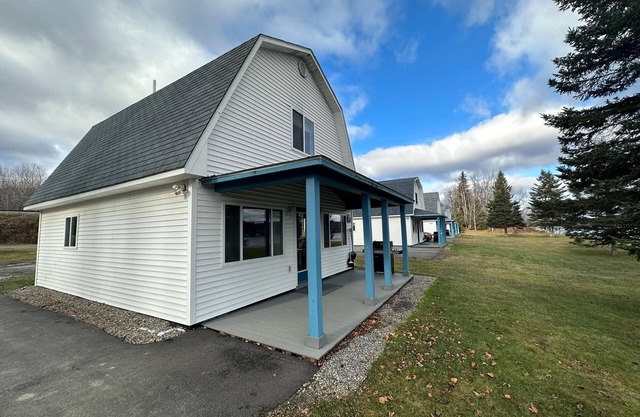 Lakefront Retreat Cabin 2: Sleeps 10 Pet-Friendly BBQ Kayaks Firepit
