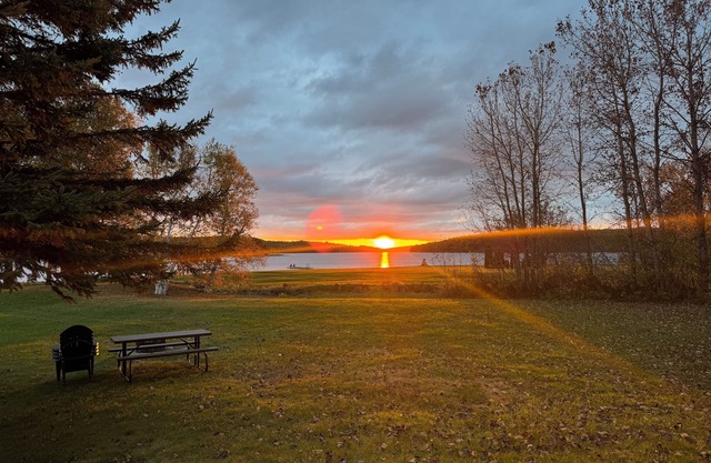Lakefront Retreat Cabin 5: Sleeps 10 Private Dock Firepit Kayaks Porch