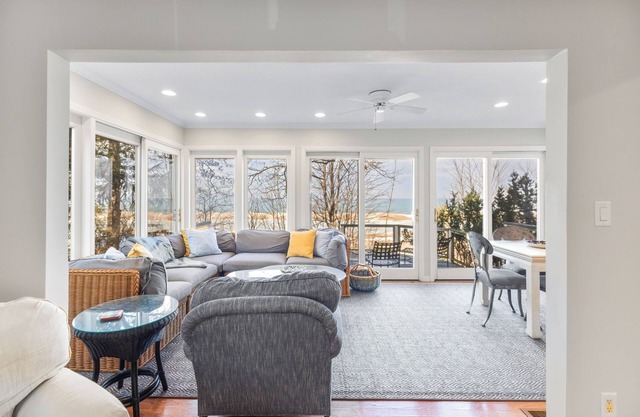 Lakefront Retreat: Direct Lake Michigan access with stunning views