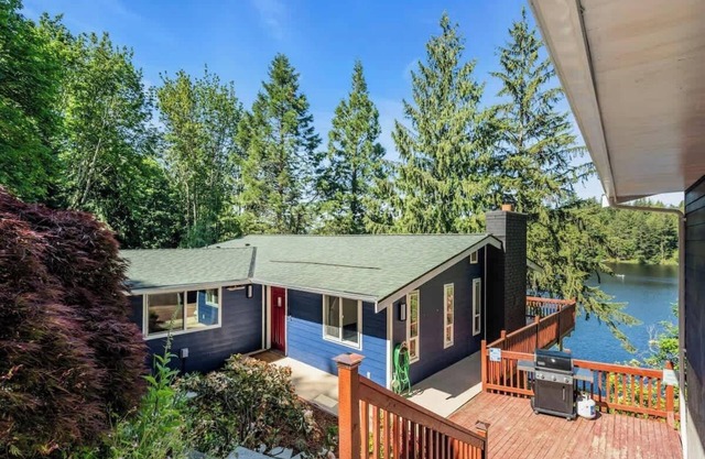 Lakefront Retreat for 6 with Awesome Views, Kayaks, Paddleboards, Fishing, Sauna