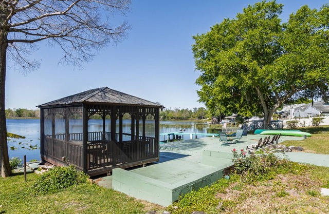 Entire Lakefront House in Orlando with Boat & Fish, close to Disney, Universal