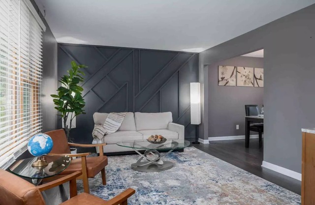 Lakefront retreat near shopping and ski resorts