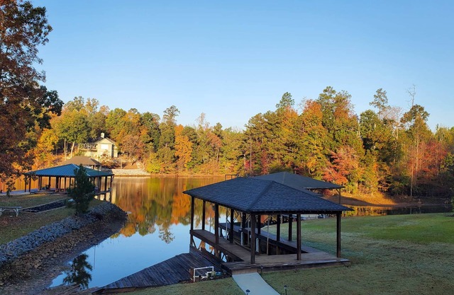 Lakefront Retreat – Sleeps 16