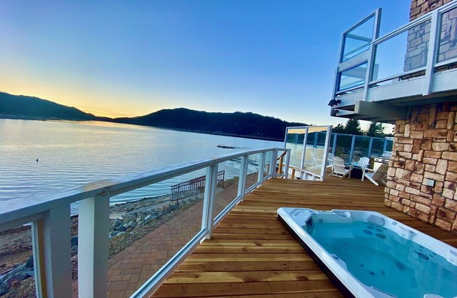 Lakefront Retreat: Mountains, Hot Tub, Dock, Kayaks. Breathtaking Sunset Getaway