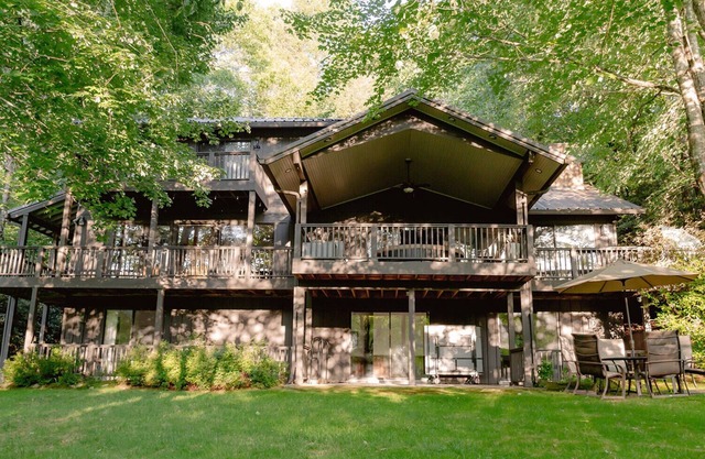 Lakefront Retreat in Quite Cove on Luxurious Lake Toxaway