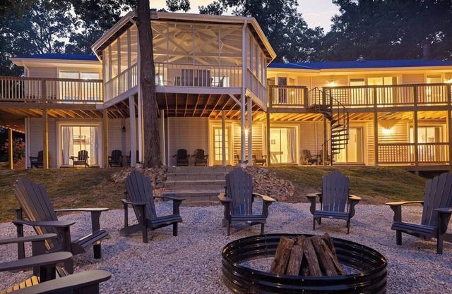 Lakefront Retreat w/Pvt Dock, Game Room, Hot Tub, Kayaks