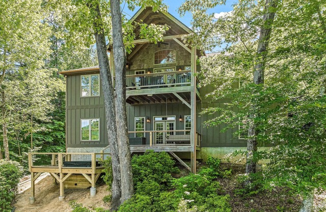 Lakefront retreat with private beach, games, dock & kayaks