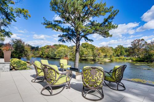 Lakefront Retreat with Sunroom, Patio and Kayak!