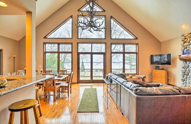 Lakefront Roscommon Home avec quai, patio et jeux!