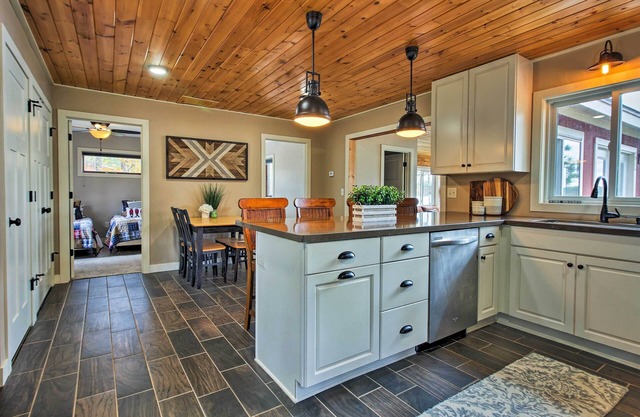 Lakefront Solon Springs Cabin w / Private Dock!