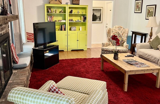 Lakefront Spacious Furnished One Bedroom Downstairs Apartment. Full Kitchen!