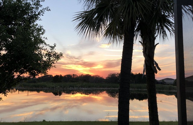 Couchers de soleil au bord du lac, piscine privée, rivière paresseuse, club-house et assistance aux propriétaires 24/7
