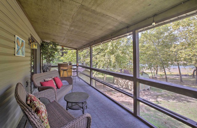 NOUVEAU! Lakefront Table Rock Home - 2 Porches, Kayaks