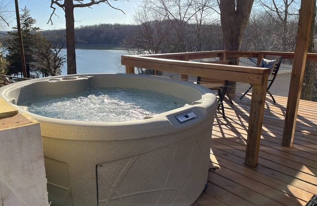 Lakefront, Tablerock, Hot tub, Branson