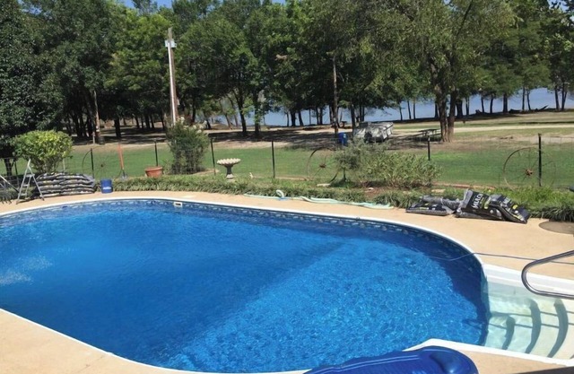 Lakefront Tiny Farm House, with pool, on quiet Lake Hudson