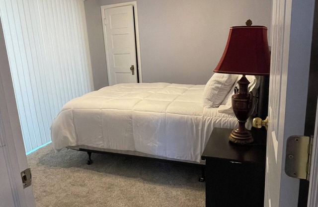 Charming 2-bedroom cottage with AC and WiFi in on enchanting Idlewild Lake
