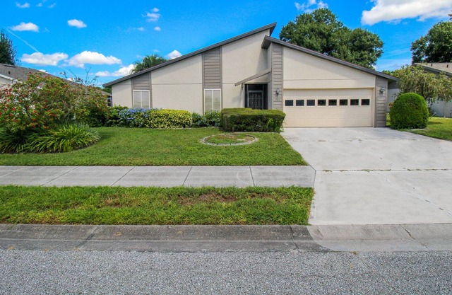 Under my Umbrella: Lakefront Home 10 Mins from Manasota Beach in 55+ community