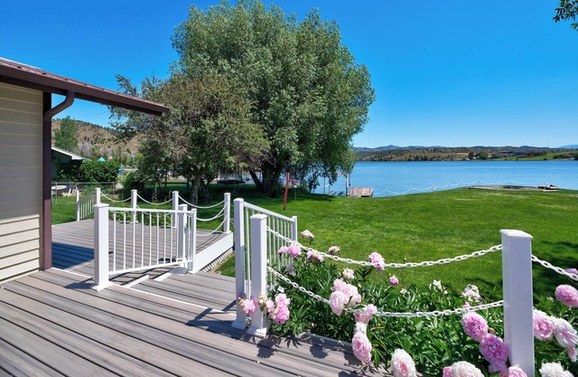 Lakefront vacation rental on Hauser Lake