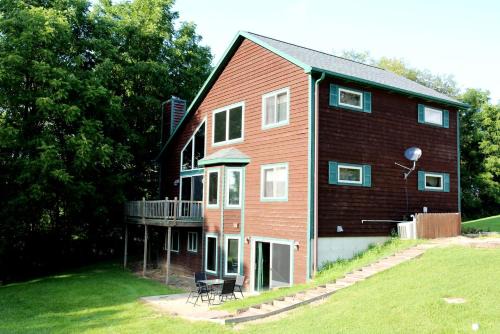 Lakefront Vacation Rental with a Deck and Hot Tub near Wisconsin Dells