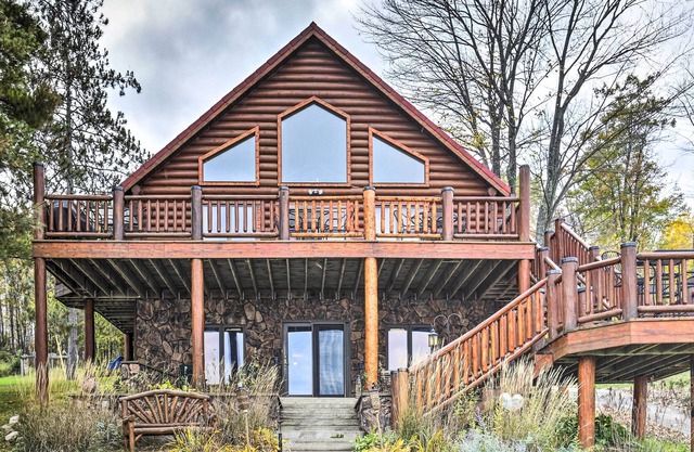 NEW! Lakefront Vulcan Cabin w/ Boat Dock & Kayaks!