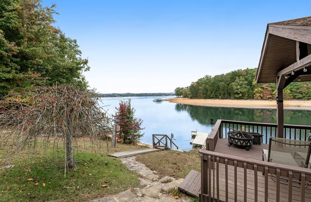 Accueil du lac w / quai, porches couverts et foyer extérieur - les chiens sont les bienvenus!