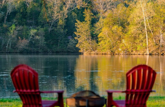 Lakefront! w/ Kayaks, Hot Tub, Pool. Dog Friendly!