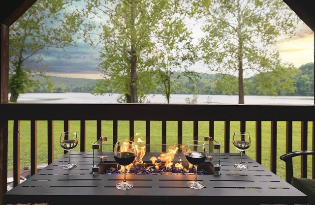 Cozy Retreat, Private Hot Tub, Kayaks, & Fireplace