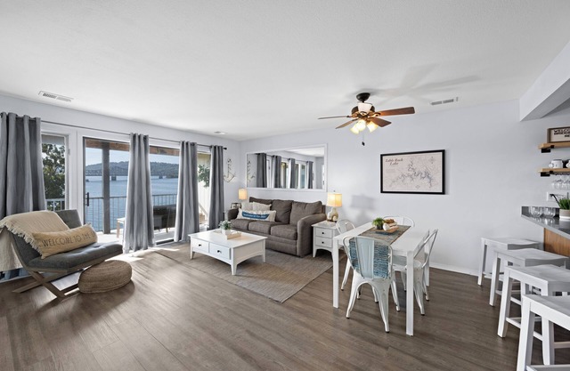 Lakefront w/ Fireplace! Near Silver Dollar City
