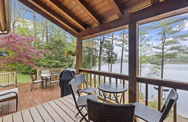 Lakefront w/Private Beach - Luxury Log House!