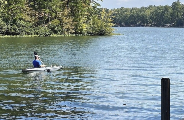 Lakefront with kayaks and private dock. Pet friendly, nearby dog park