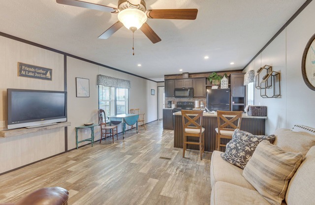 Lakefront Wetumpka Escape w/ Furnished Deck!