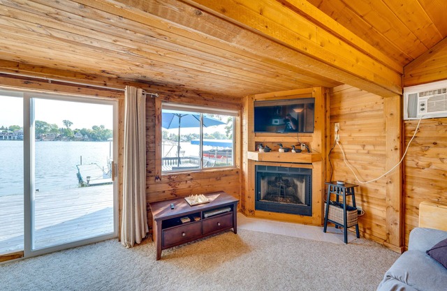 Lakefront Wisconsin Escape w/ Boat Dock & Kayaks!