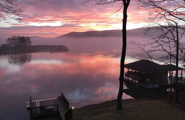 Bord de lac avec une vue imprenable sur la montagne et le lac, les quais, le foyer, les kayaks et plus encore