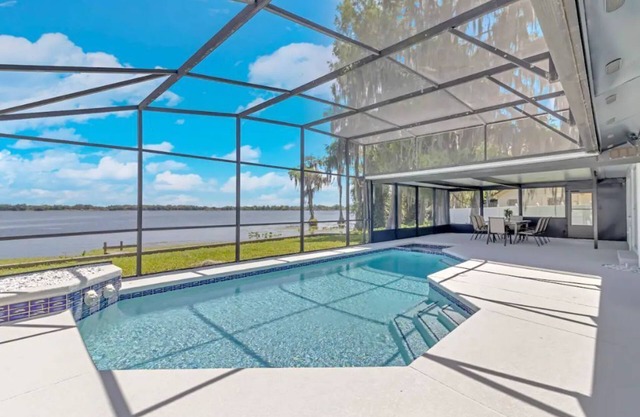 ☆LakeHouse 4 Bedroom Newly Renovated Heated pool ☆