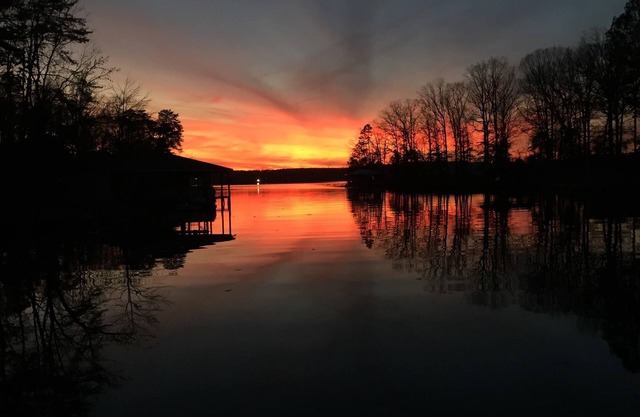 Lakehouse dans une crique protégée avec une vue imprenable sur le lac Tillery!