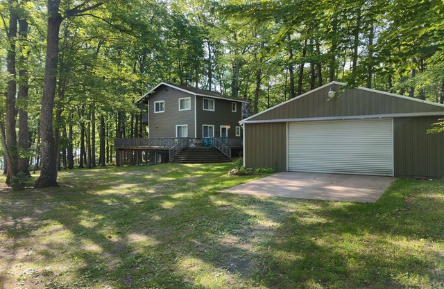 Lakehouse with access to Higgins Lake