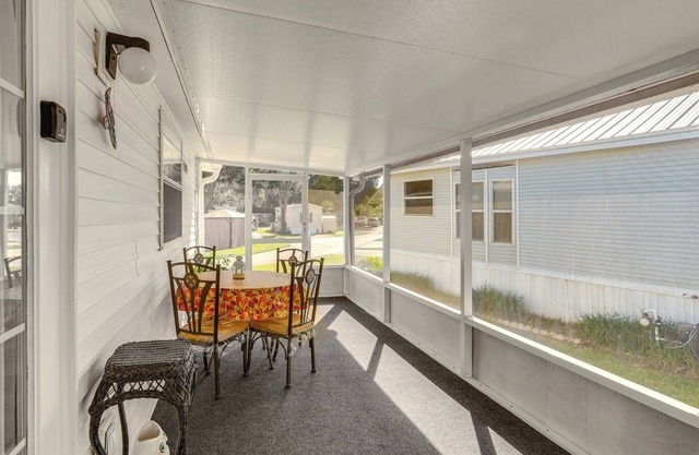 Lakeland Cottage w/ Pool Access + Screened Porch!