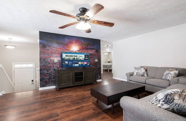 LakePoint Getaway - Spacious home w/ King Bed, 1 mile from LakePoint Sports