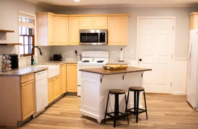 LakePoint Retreat- pool open May-September View calendar
