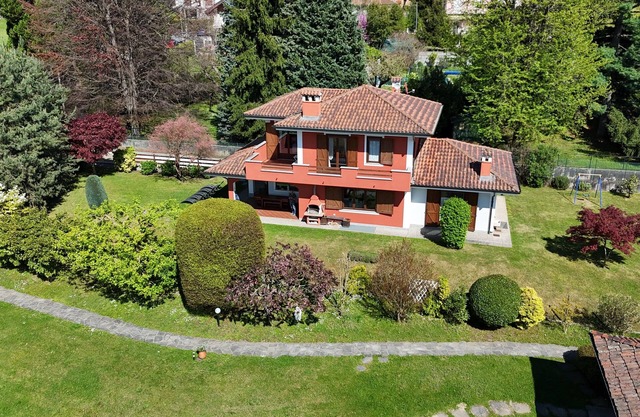 Lacs et montagnes, spacieuse villa pour 8 personnes dans un endroit calme grand jardin