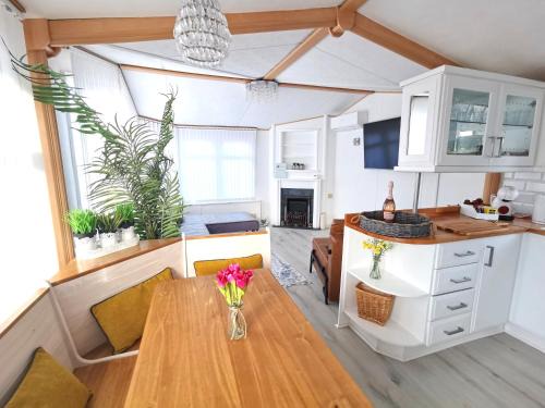 Lakes and woodlands Overstone Holiday Park