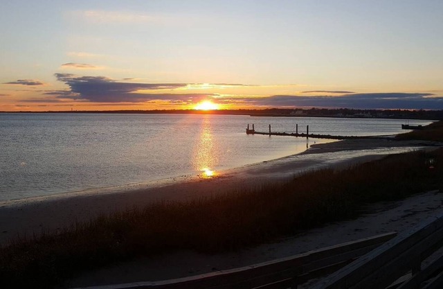 BORD DE L'EAU AVEC UNE VUE IMPRENABLE SUR LE COUCHER DU SOLEIL!