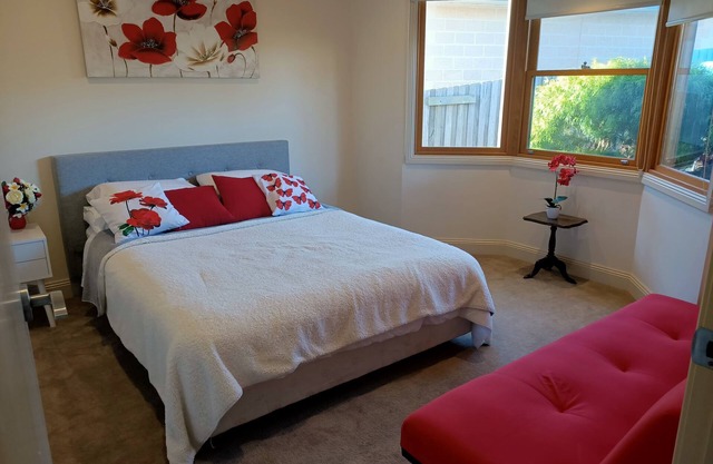 Lakes Guest House: Unit with private entrance sleeps 8