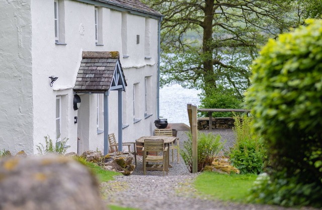 Lakeshore cottage with Hot Tub - Hullet Hall