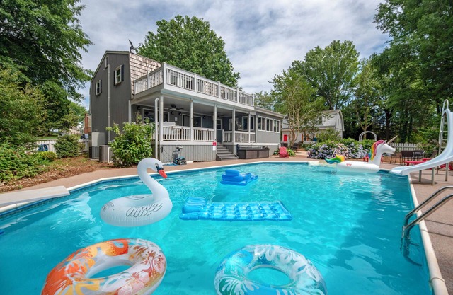 "Lakeshore Estate"- Next to Lake Norman, Pool, Incredible Game Room & Hot tub
