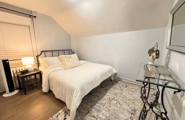 Lakeshore Full Apartment - Steps to Bars & Fun in Port Credit