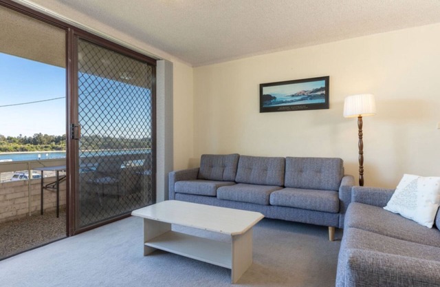 Lakeshore Lodge 2: 2 BR, 1 BA Apartment in Forster, Sleeps 4